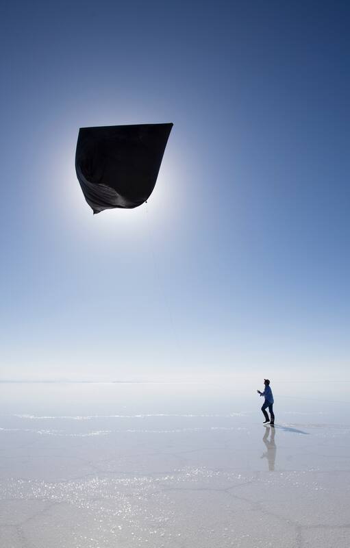 Artivismo. El artista tucumano impulsa el proyecto Aeroceno, una nueva era destinada a restaurar “el balance termodinámico de la Tierra”; sus“esculturas aerosolares” se elevan solo con el calor del sol