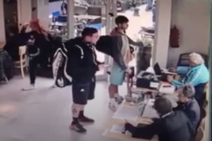 Artsiom Dabryian, con bolso negro y bermuda celeste dialoga con el supervisor Alejo Russell, en el ingreso al Abierto de Saavedra