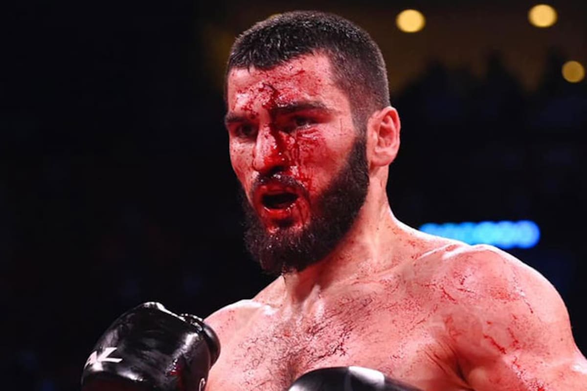 Artur Beterbiev, en su última pelea, en diciembre pasado, frente a Marcus Browne, cuando terminó totalmente ensangrentado
