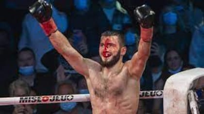 Artur Beterbiev luchó con un corte profundo en la frente producto de un choque de cabezas e igual noqueó a Marcus Browne