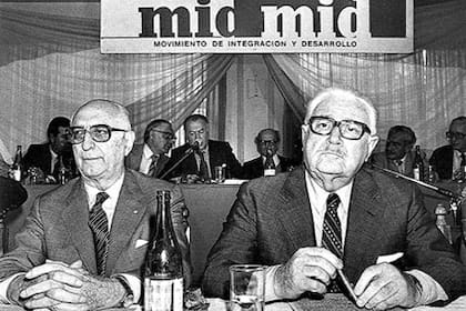 Arturo Frondizi y Rogelio Frigerio, en una convención del MID en octubre de 1984