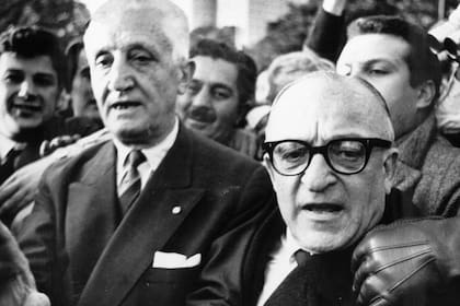 Arturo Illia abandona la Casa de Gobierno el 28 junio de 1966 luego de ser derrocado por un golpe militar, encabezado por el general Juan Carlos Onganía