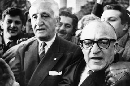 Arturo Illia abandona la Casa de Gobierno, el 28 de junio de 1966, tras ser derrocado