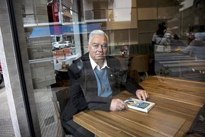 Arturo Larrabure, con el libro "Argentino del Valle Larrabure, mártir de Dios y de la patria", que narra la biografía de su padre, escrita por el historiador militar Sebastián Miranda