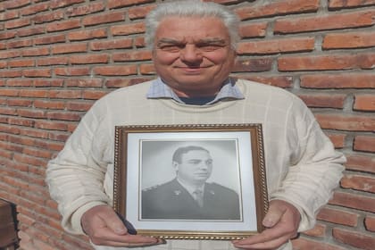 Arturo Larrabure junto a retrato de su padre