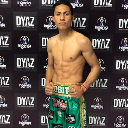 Arturo "Lobito" Torres, boxeador mexicano que murió tras permanecer en coma una semana; se había descompensado sobre el ring luego de perder una pelea