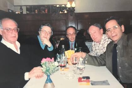 Arturo Maly con Patricio Contreras y el grupo de amigos que se juntaba a cenar y a idear proyectos