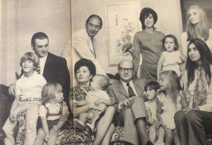 Arturo Mor Roig, en el centro, rodeado de familia; el niño de la izquierda es su nieto, Javier