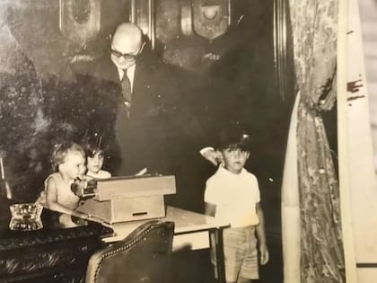 Arturo Mor Roig en su despacho como ministro, junto a sus nietos