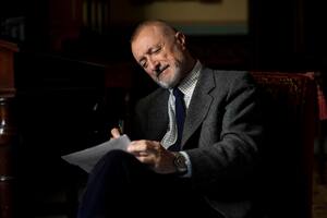 Arturo Pérez-Reverte: "Hoy en España solo se habla de política e ideas, pero no de seres humanos"