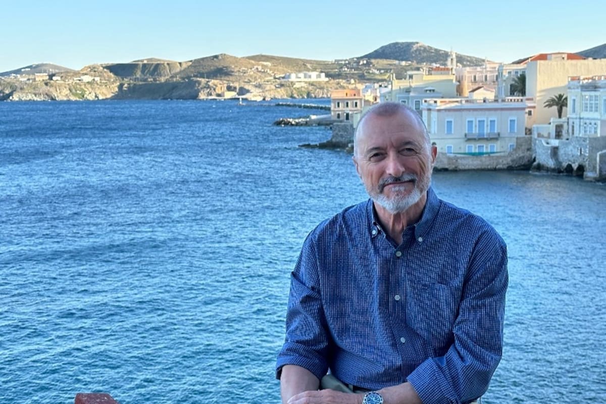 Arturo Pérez-Reverte en una isla del Egeo, escenarios de su última novela