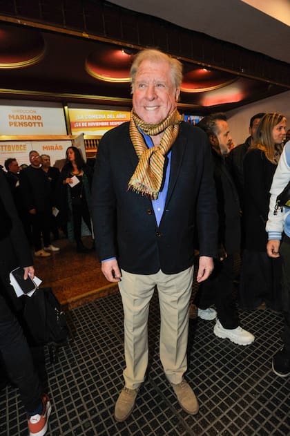 Arturo Puig súper elegante con este atuendo que combinó celeste, azul y tonos arena. Su bufanda en naranja descontracturó su look