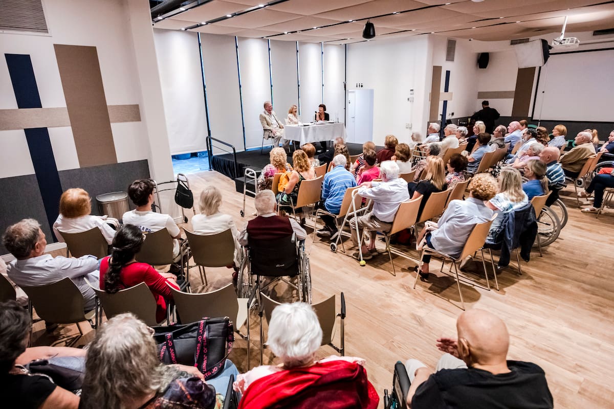 Arturo Puig y Selva Alemán en We Care, encuentro con residentes y familiares.