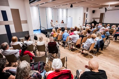 Arturo Puig y Selva Alemán en We Care, encuentro con residentes y familiares.