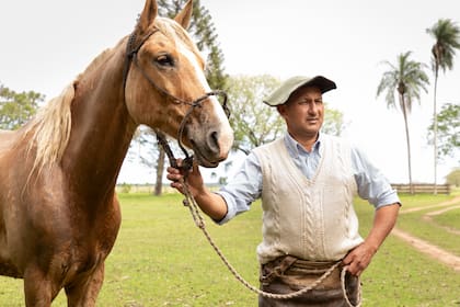 Arturo Rodríguez, personal de a caballo de la estancia.