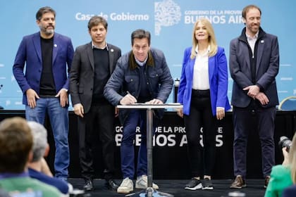 Arturo Rojas con Axel Kicillof en la firma de un convenio