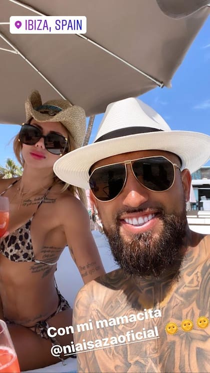 Arturo Vidal con su novia Sonia Isaza en Ibiza