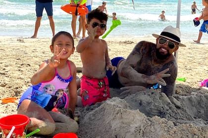 Arturo Vidal con sus dos hijos más chicos en Ibiza