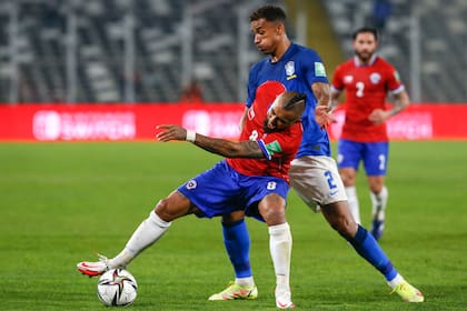 Arturo Vidal protege la pelota ante la marca de Danilo. Fue protagonista de la jugada más discutida de la noche en Santiago
