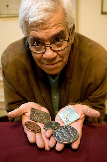 Arturo Villagra: su pasión son las medallas, especialmente las conmemorativas del siglo XIX