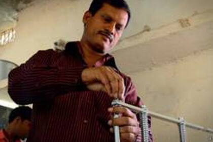 Arunachalam Muruganantham no pudo terminar el colegio pues el dinero no alcanzaba.