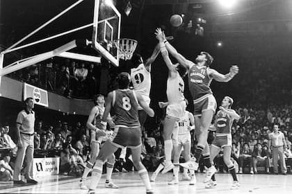 Arvydas Sabonis (11) busca un rebote en la final de la Copa William Jones de 1986, contra Ferro; fue en el estadio de Obras; cuatro años mas tarde, las figuras lituanas se alejaron del equipo soviético, que podría haber sido campeón si jugaba completo