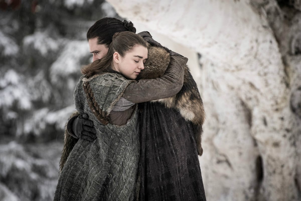 Arya (Maisie Williams) y Jon Snow (Kit Harington) se reencuentran en "Winterfell", el primer capítulo de la octava temporada de Game of Thrones