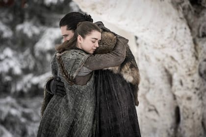 Arya (Maisie Williams) y Jon Snow (Kit Harington) se reencuentran en &quot;Winterfell&quot;, el primer capítulo de la octava temporada de Game of Thrones