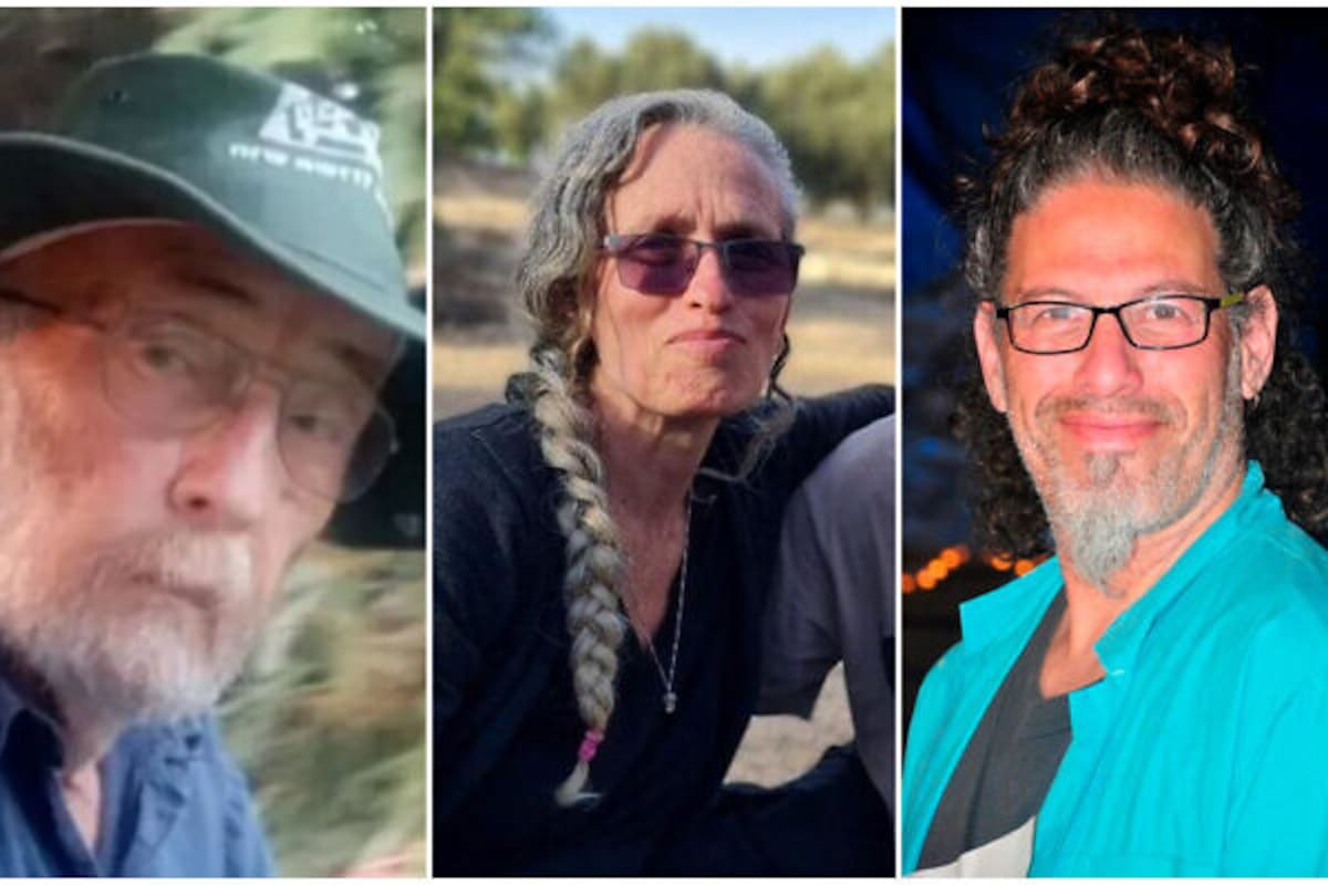 Aryeh Zalmanovich (izquierda) Maya Goren (centro) y Ronen Engel (derecha), quienes fueron tomados como rehenes del Kibbutz Nir Oz por Hamas el 7 de octubre y declarados muertos el 1 de diciembre de 2023. (Times of Israel)