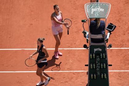 Aryna Sabalenka (arriba) no recibe el saludo de la ucraniana Marta Kostyuk tras el partido de la primera ronda del Abierto de Francia, el domingo 28 de mayo de 2023. (AP Foto/Christophe Ena)