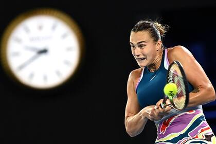 Aryna Sabalenka lanza su revés en la final, que ganó con esfuerzo
