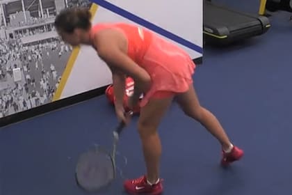 Aryna Sabalenka rompió su raqueta contra el piso tras perder la final del US Open