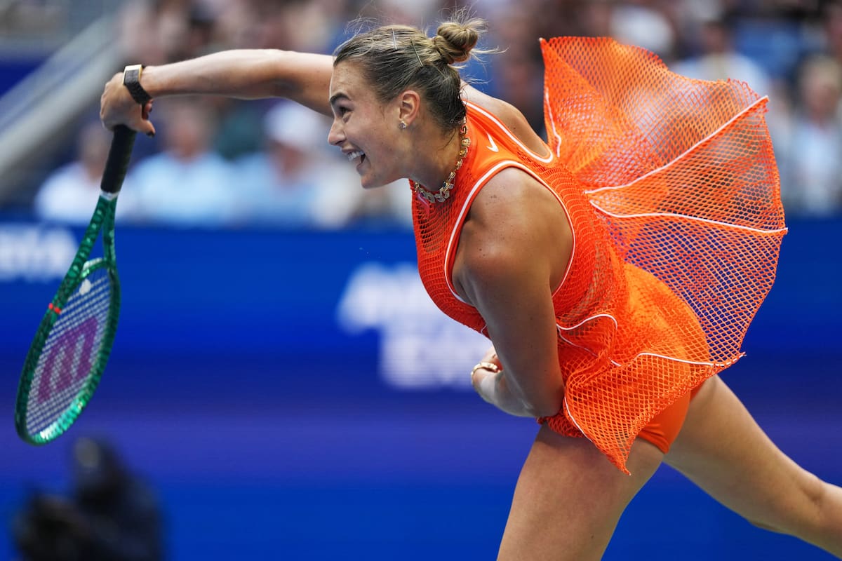 Aryna Sabalenka saca ante Elena Rybakina en la final femenina del US Open, el sábado 12 de septiembr