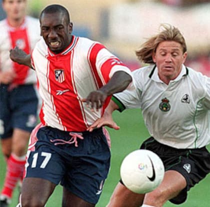 Jimmy Floyd Hasselbaink con la camiseta del Atlético de Madrid