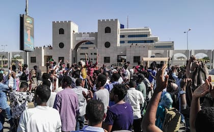 Decenas de personas marcharon frente a un campo de refugiados de la ONU en la región de Darfur