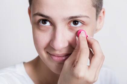 as ojeras son un signo común de falta de sueño, estrés, alergias o problemas de salud