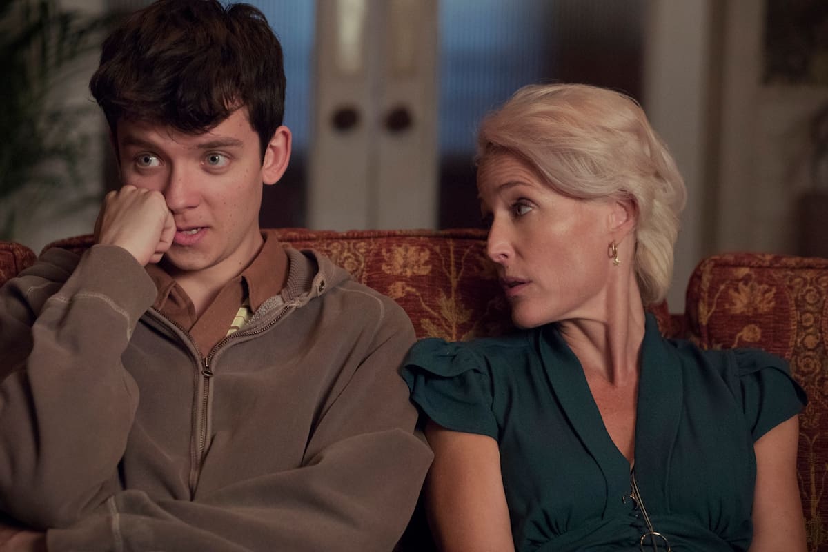 Asa Butterfield y Gillan Anderson, en una escena de Sex education