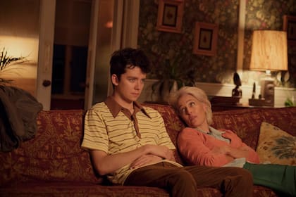 Asa Butterfield y Gillian Anderson en Sex Education
