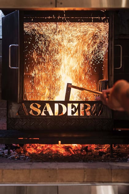Asadero revisita la tradición argentina de la parrilla bajo una mirada cuidada y particular.