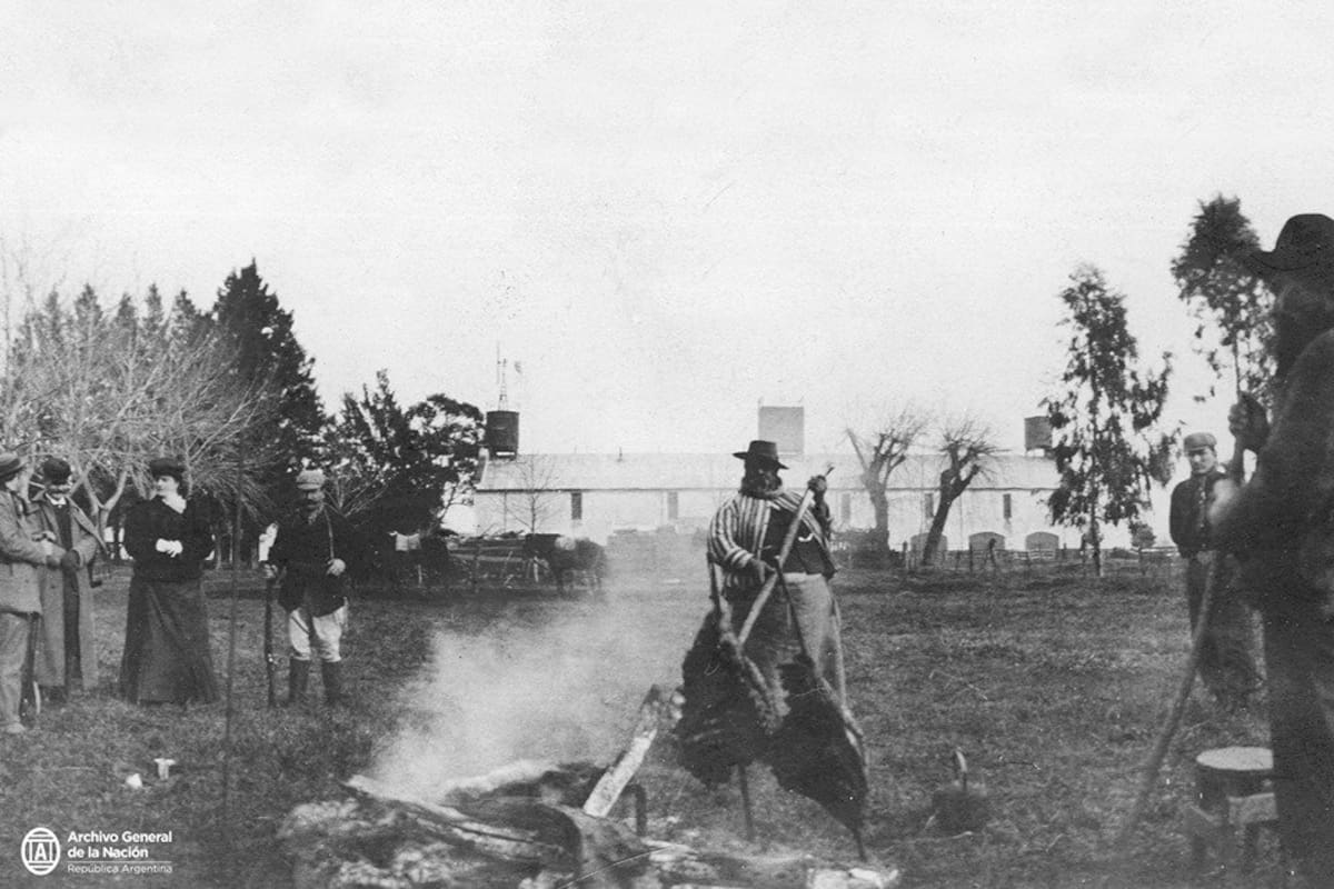 Asado de campo en la estancia Ernestina, del doctor Enrique Keen, en 1905