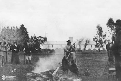 Asado de campo en la estancia Ernestina, del doctor Enrique Keen, en 1905