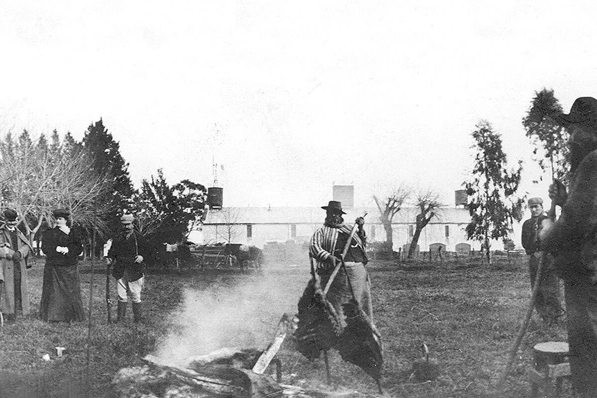 Asado de campo en la estancia Ernestina del Dr. Enrique Keen, ubicada entre los partidos de 25 de Mayo y Lobos (1905)