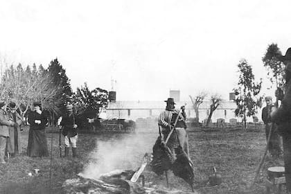 Asado de campo en la estancia Ernestina del Dr. Enrique Keen, ubicada entre los partidos de 25 de Mayo y Lobos (1905)