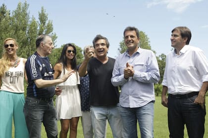 Asado de Sergio Massa y Javier Faroni para artistas en la Estancia el Jaguel
Km 391 de la ruta 2. 7 de Febrero de 2015.
Foto: Mauro V. Rizzi