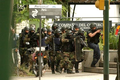 Durante la toma de rehenes en Acassuso, la policía irrumpe en el Banco Río.
