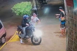 Bajaron de una moto y le apuntaron a la cabeza para obligarla a entregar su celular