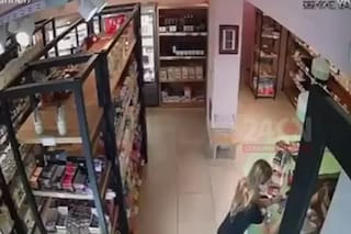 Entraron a una dietética, tiraron a una clienta al piso y le sacaron el celular