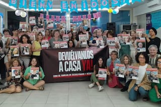 En el 8M mujeres judías y no judías marchan para honrar a las víctimas de Hamás y piden apoyo por las cautivas en Gaza