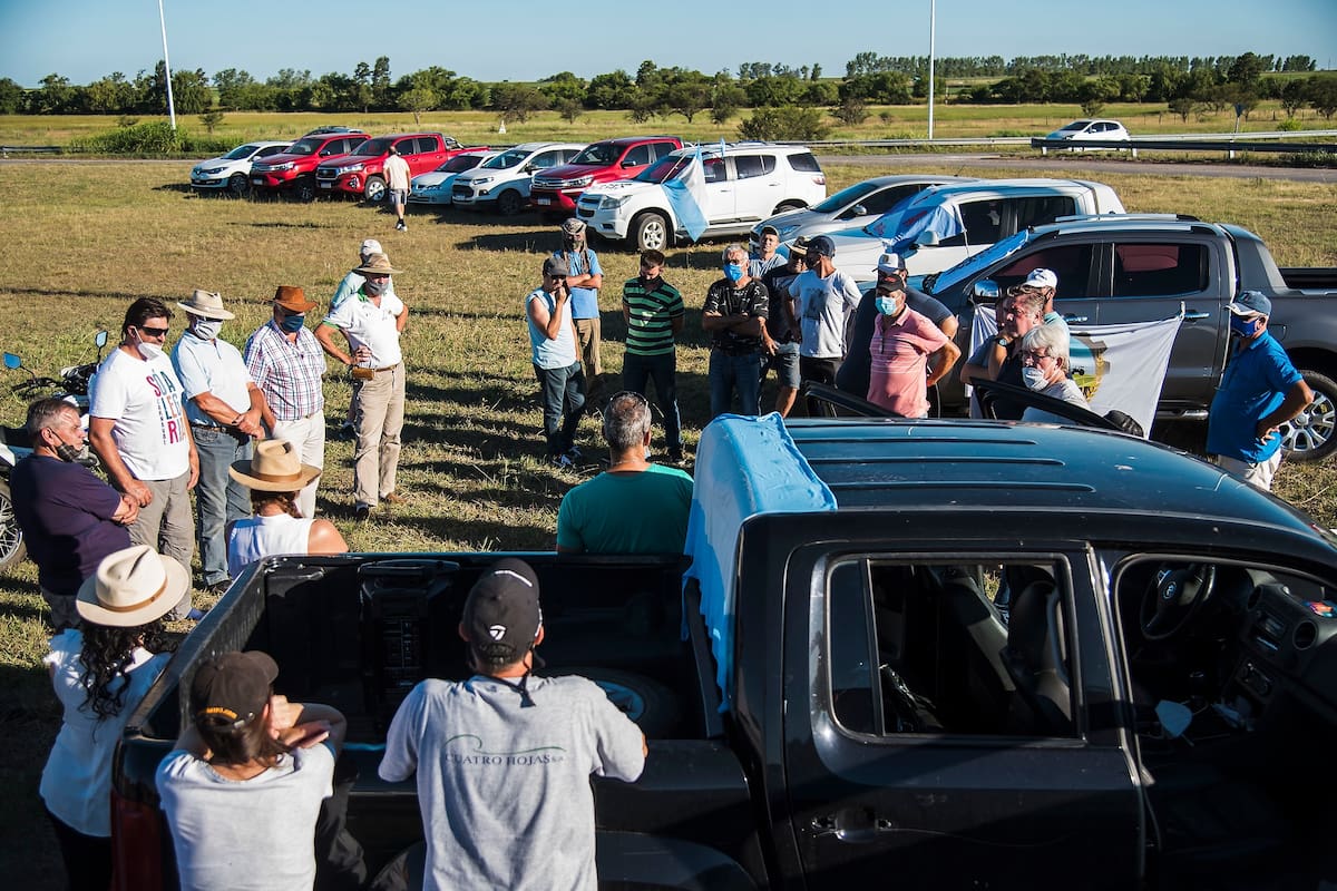 Asamblea de productores auto convocados en el cruce de las rutas 9 y 178, cerca de Armstrong, por la decisión del gobierno de suspender las exportaciones de maíz, 9 de enero de 2021.