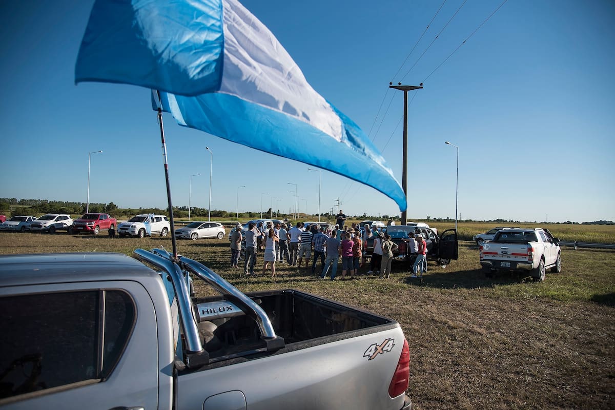 Asamblea de productores auto convocados en el cruce de las rutas 9 y 178, cerca de Armstrong, por la decisión del gobierno de suspender las exportaciones de maíz, 9 de enero de 2021.